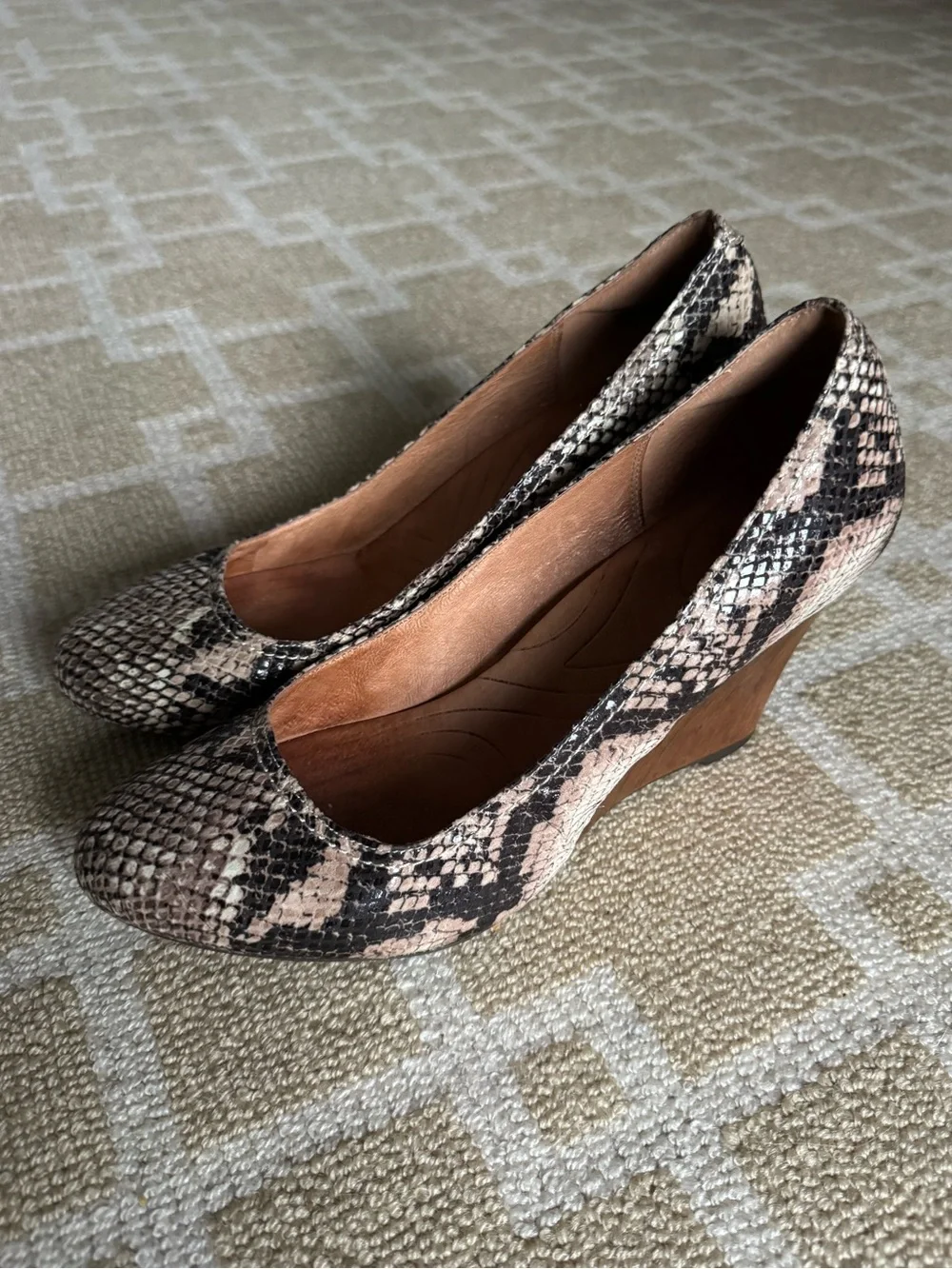 Clarks Snake Print Leather Wood Wedge Pumps Beige Brown Shoes Size 9